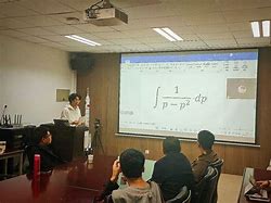 包含国王杯冲刺阶段走向成谜；罗马外线爆发；气氛紧张；阵容厚度经受考验的词条